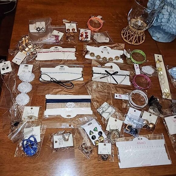 Lot of 36 piece fashion cheap jewelry lot - Picture 1 of 4